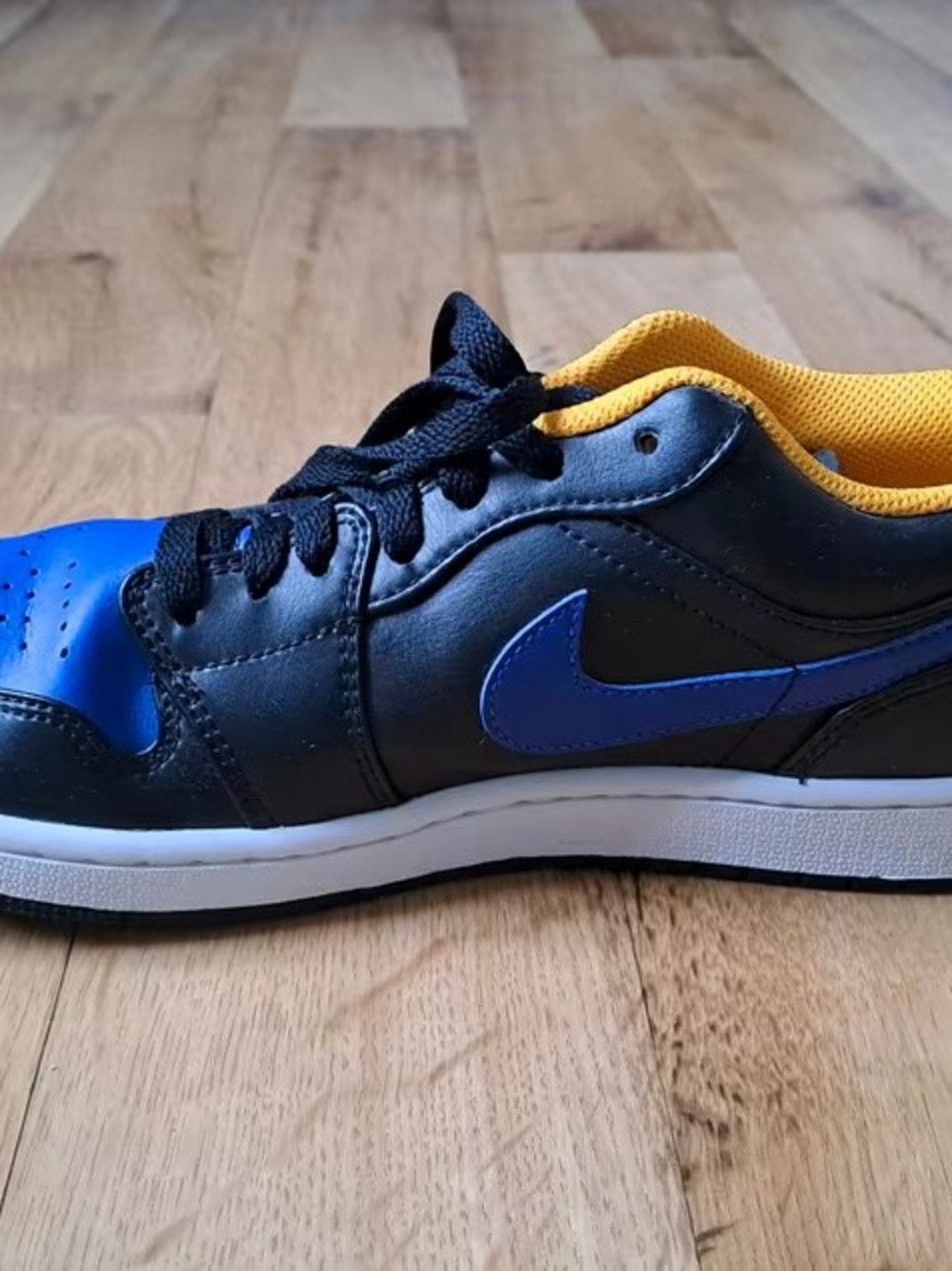 Nike Men’s Low-Top Sneaker in Black, Blue and Yellow - Picture 2 of 3